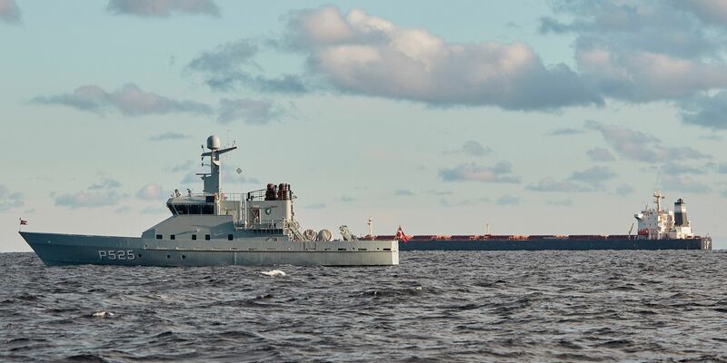 Unter anderem ein chinesisches Schiff (im Hintergrund) war in Verdacht geraten, in den vergangenen Monaten für Kabelbrüche in der Ostsee verantwortlich gewesen zu sein. (Illustration) - Foto: Mikkel Berg Pedersen/Ritzau Scanpix Foto/AP/dpa