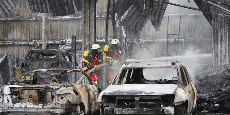 FW-SE: Brand eines Reifenhandels in Bad Segeberg - Foto: presseportal.de