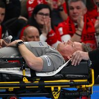 Madsen wird nach seinem Zusammenbruch aus der Halle gebracht.  - Foto: Tamas Vasvari/MTI/AP/dpa