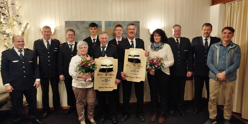 LRA-Ravensburg: Jahreshauptversammlung der Feuerwehrabteilung Niederwangen Wolfgang Weber und Bernhard Häfele nach 42 Dienstjahren verabschiedet - Foto: presseportal.de