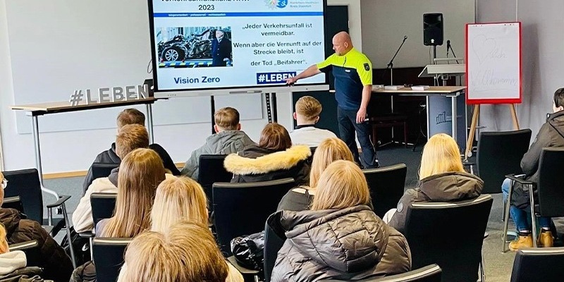 POL-ST: Rheine, Verkehrssicherheitswoche an den kaufmännischen Schulen Kreispolizei Steinfurt war zu Gast - Foto: presseportal.de