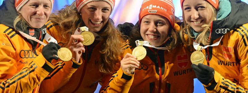 Franziska Hildebrand, Vanessa Hinz, Laura Dahlmeier und Franziska Preuß mit ihren Goldmedaillen 2015. - Foto: picture alliance / dpa