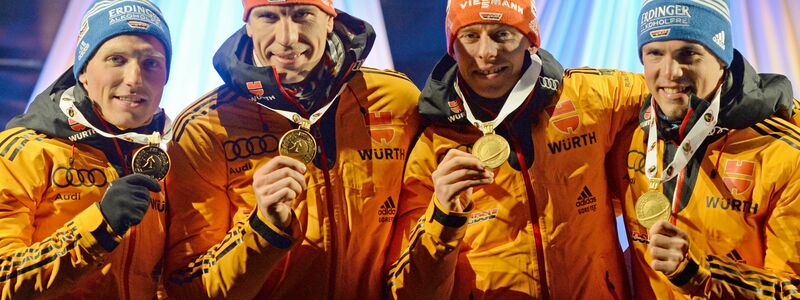 2015 holten Erik Lesser (links) mit Arnd Peiffer, Daniel Böhm und Simon Schempp das bislang letzte WM-Gold für die deutsche Männer-Staffel. - Foto: picture alliance / dpa