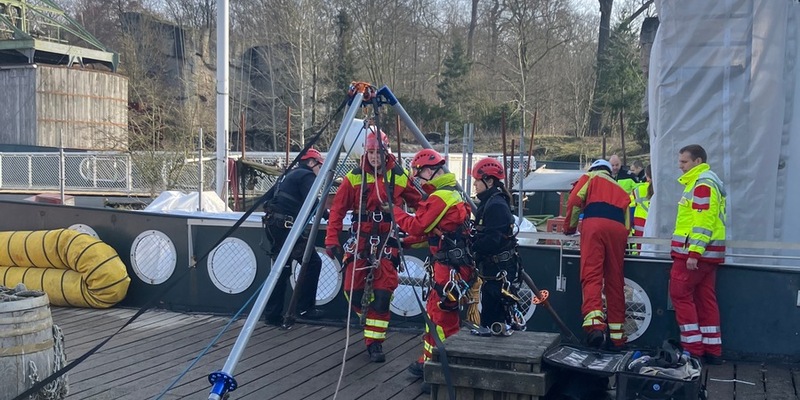 FW Hannover: Arbeiter bei Arbeitsunfall im Zoo verletzt - Foto: presseportal.de