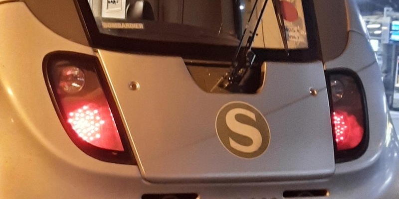 BPOLI MD: Unbekannte Täter bewerfen S-Bahn mit Steinen: Einschlag auf Frontscheibe - Wer hat etwas gesehen? - Foto: presseportal.de