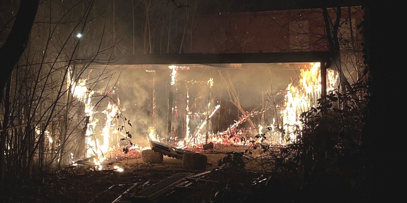 POL-MI: Unterstand brennt nieder - Foto: presseportal.de