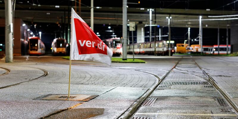 Seit 3 Uhr morgens steht der öffentliche Nahverkehr in mehreren Bundesländern still. - Foto: Christoph Reichwein/dpa