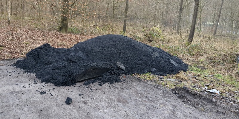 POL-LB: Renningen: Asphalt unerlaubt auf Waldparkplatz entsorgt - Foto: presseportal.de