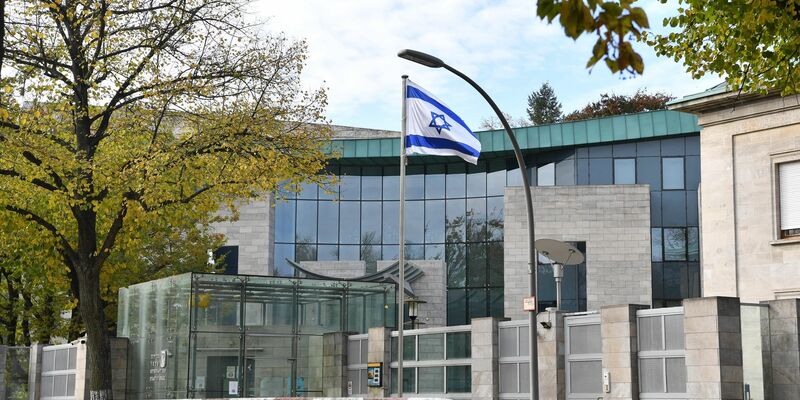 Anschlag auf die israelische Botschaft in Berlin vereitelt? Die Polizei n Brandenburg nahm einen 18-Jährigen unter Tatverdacht fest. (Archivbild) - Foto: Paul Zinken/dpa