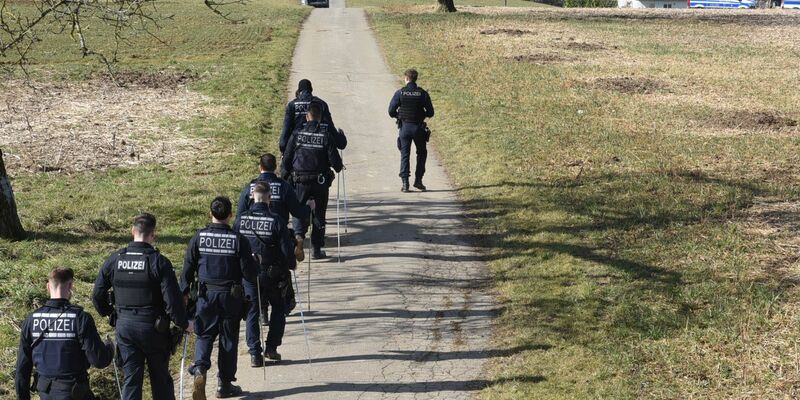 Wer war das tote Kind? Die Polizei ermittelt und sucht Spuren.  - Foto: Jonas Günther/dpa