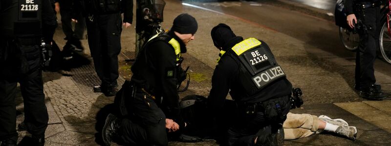 Nach der Attacke am Holocaust-Denkmal in Berlin hat die Polizei einen Verdächtigen festgenommen. - Foto: Ebrahim Noroozi/AP/dpa