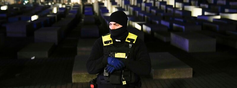 Die Polizei suchte mit einem Großaufgebot nach dem Täter.  - Foto: Markus Schreiber/AP/dpa