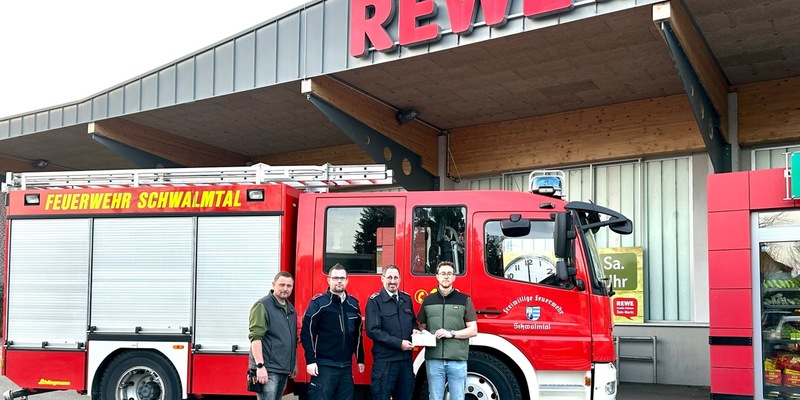 FFW Schwalmtal: Pfandbon-Sammelaktion von REWE Stücken in Amern: 1.300 Euro für die Feuerwehr Schwalmtal gespendet - Foto: presseportal.de