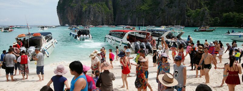 Im Jahr 2000 löste bereits der Film «The Beach» von Danny Boyle einen Touristenansturm aus. Opfer war die «Maya Bay» auf Phi Phi Island. (Archivbild) - Foto: Sakchai Lalit/AP/dpa