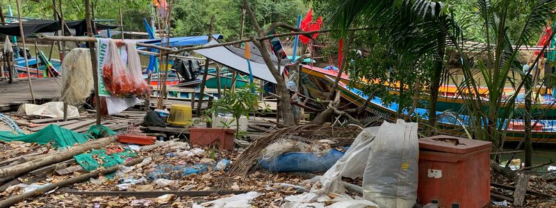 Nicht weit von den Luxusresorts findet sich häufig Müll mitten in der Landschaft.  - Foto: -/dpa