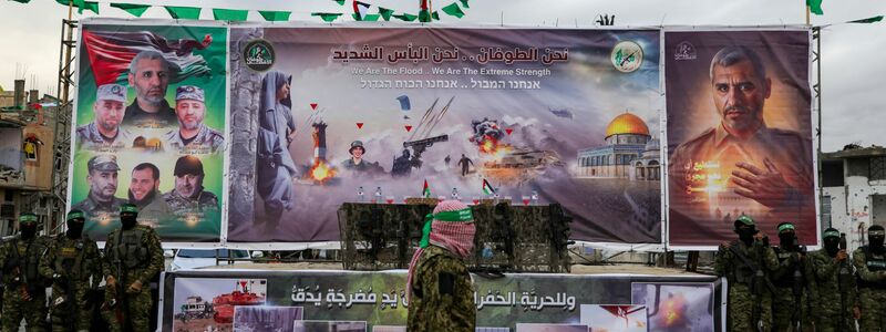 Vermummte und bewaffnete Mitglieder der Terrororganisation Hamas. - Foto: Jehad Alshrafi/AP/dpa