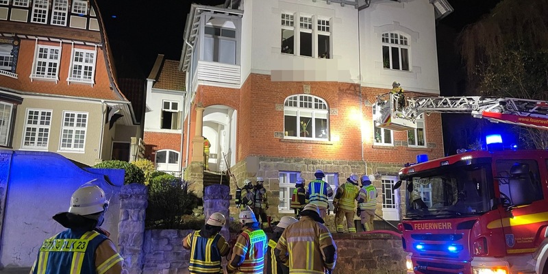 FF Bad Salzuflen: Ein Mensch bei Wohnungsbrand in der Bad Salzufler Innenstadt verletzt / Feuerwehr ist mit 30 Einsatzkräften am Herforder Tor - Foto: presseportal.de