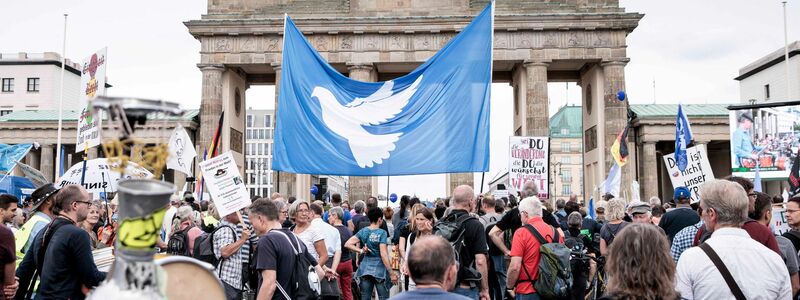 Mit dem Ende der Corona-Pandemie fiel ein wichtiges Thema der sogenannten Querdenker-Szene weg. (Archivbild) - Foto: Carsten Koall/dpa