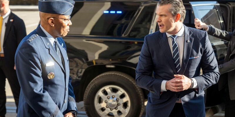 Die US-Regierung hat den Generalstabschef der US-Streitkräfte, Charles Q. Brown (links) entlassen - entgegen einer Tradition für den Posten. (Archivbild) - Foto: Kevin Wolf/FR33460 AP/AP/dpa