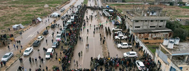 Vor der Geisel-Übergabe in Nuseirat - Foto: Mohammad Abu Samra/AP/dpa