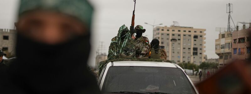 Vor der Geisel-Übergabe in Nuseirat.  - Foto: Abdel Kareem Hana/AP/dpa