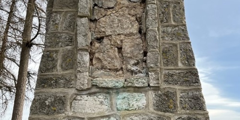 POL-HI: Gedenktafeln vom Kriegerdenkmal entwendet - Foto: presseportal.de