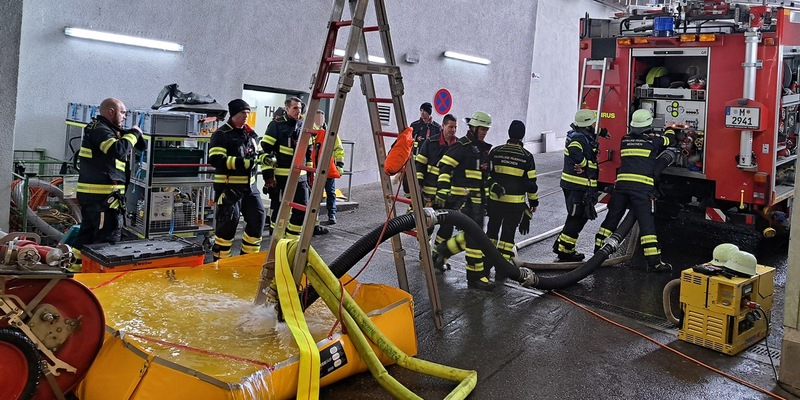 FW-M: Stundenlanger Einsatz durch Wasserschaden (Neuperlach) - Foto: presseportal.de