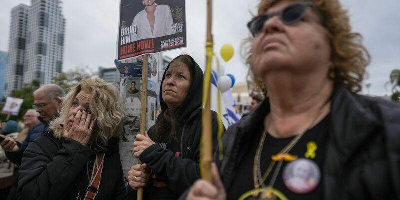 Die letzte von insgesamt sechs Gaza-Geiseln ist nach ihrer Übergabe an das Rote Kreuz nach Israel zurückgekehrt.  - Foto: Oded Balilty/AP/dpa
