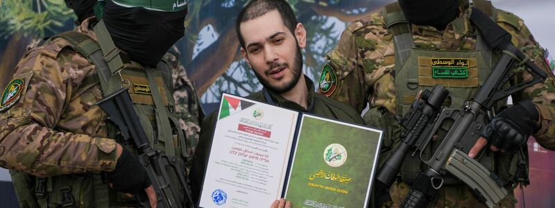 Die Geiseln wurden vor der Übergabe an das Internationale Komitee vom Roten Kreuz (IKRK) von ihren Bewachern wiederholt angehalten, zu lächeln und zu winken. - Foto: Abdel Kareem Hana/AP/dpa