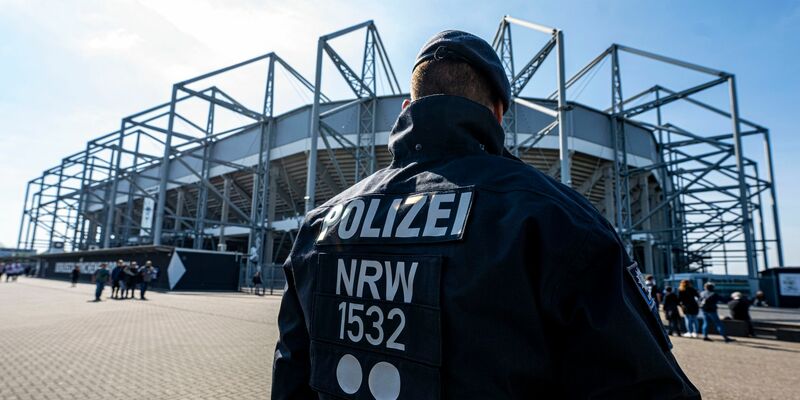 Stau auf der Anfahrt zum Borussia-Park - Foto: David Inderlied/dpa