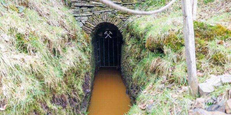 Nach einem Einbruch von zwei Unbekannten in ein Besucherbergwerk haben aus Sicherheitsgründen Feuerwehrleute den Stollen abgesucht - und niemanden mehr angetroffen. - Foto: Christoph Reichwein/dpa