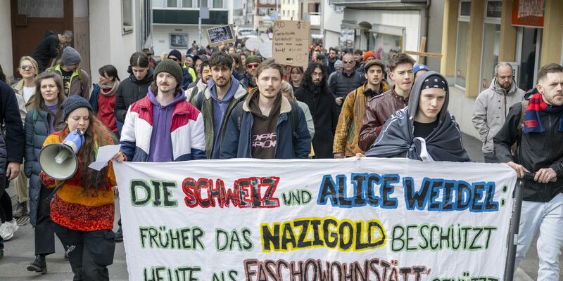 In der Schweiz hat sich am Wohnort von Alice Weidel Protest formiert. - Foto: Urs Flueeler/KEYSTONE/dpa