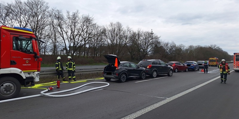 FW Sonsbeck: Auffahrunfall mit fünf beteiligten PKW auf der A57 - Foto: presseportal.de