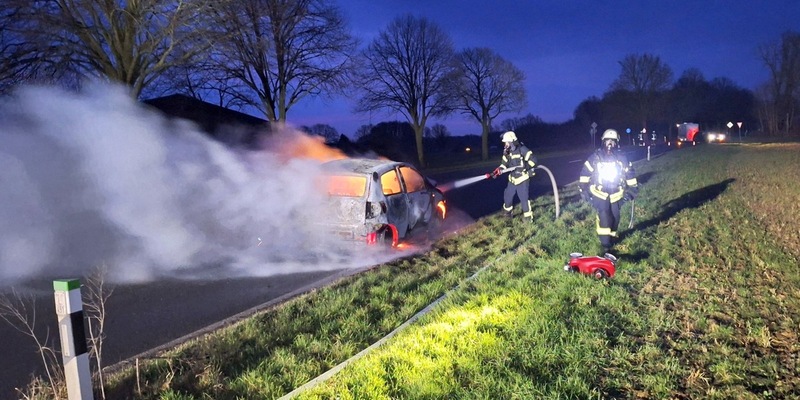 FW Sonsbeck: PKW-Brand auf der Alpener Straße und gemeldeter LKW-Brand auf der A57 - Foto: presseportal.de