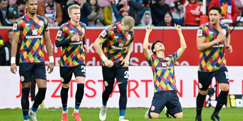 Närrische Fans beim Mainzer Fasnachtsspieltag - Foto: Uwe Anspach/dpa