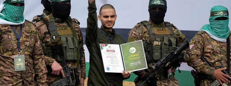 Die Hamas inszenierte die Freilassung weiterer Geiseln.   - Foto: Abdel Kareem Hana/AP/dpa