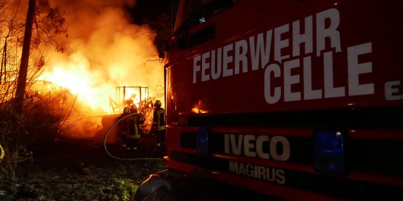 FW Celle: Scheunenbrand in Hustedt - Asbest und schwierige Wasserversorgung erschweren Löschmaßnahmen - Foto: presseportal.de