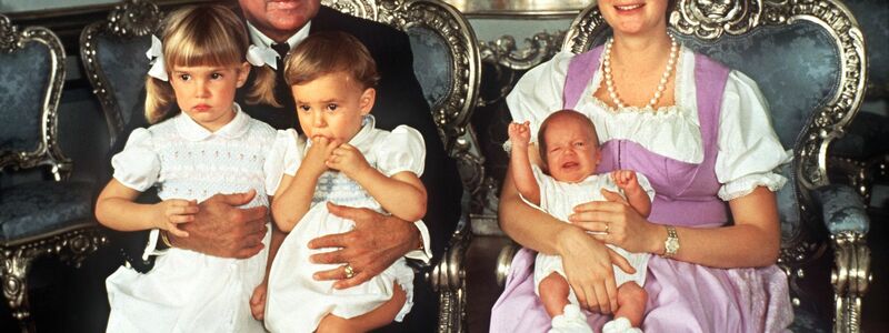 Gloria Fürstin von Thurn und Taxis als junge Mutter mit ihrem Mann, Johannes Fürst von Thurn und Taxis, und den drei Kindern (l-r) Maria Theresia, Elisabeth und Albert im Juni 1983. (Archivbild) - Foto: Horst Ossinger/dpa