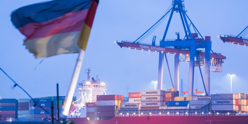 Auf einem Schiff im Hamburger Hafen weht die deutsche Flagge. (Archivbild) - Foto: Daniel Bockwoldt/dpa
