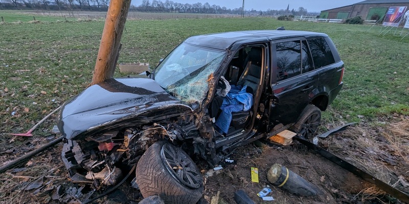FW-KLE: Verkehrsunfall: Range Rover prallt gegen Baum und Strommast - Foto: presseportal.de