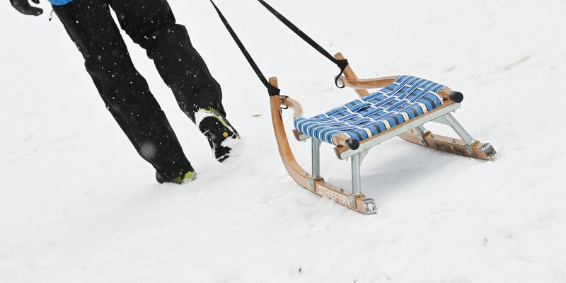 Der alkoholisierte Rodler prallte gegen eine Pistenabtrennung (Symbolbild) - Foto: Angelika Warmuth/dpa