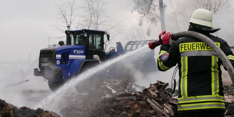 FW Celle: Scheunenbrand in Hustedt - Löschmaßnahmen fortgesetzt - Foto: presseportal.de