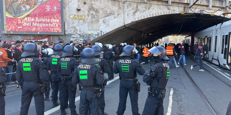BPOL NRW: Bundespolizei im Einsatz - Zweite Fußballbundesliga - 1.FC Köln gegen Fortuna Düsseldorf - Anreisephase mit Zwischenfällen - Foto: presseportal.de