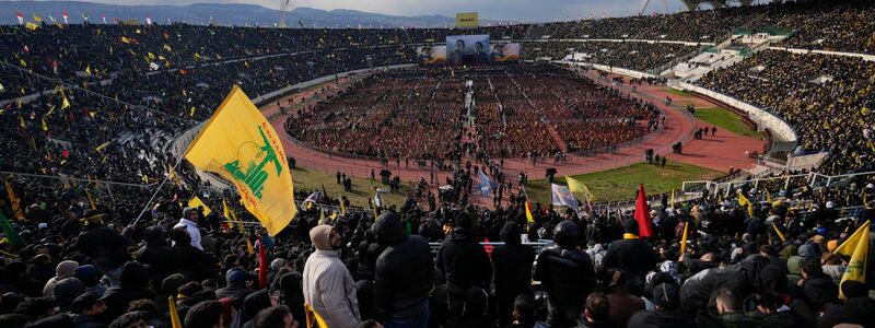 Die Hisbollah feiert ihren getöteten Anführer Nasrallah bei einer aufwendigen Zeremonie. - Foto: Hassan Ammar/AP/dpa