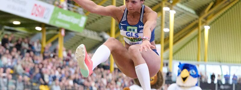 Sprinterin Alexandra Burghardt (l) überraschte mit einer Top-Zeit über die 60 Meter. - Foto: Bernd Thissen/dpa