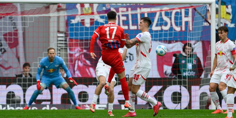 Auf der Suche nach Lösungen: Leipzigs Trainer Marco Rose. - Foto: Hendrik Schmidt/dpa