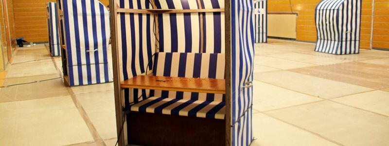 Wählen mit Urlaubsfeeling: Strandkörbe werden zu Wahlkabinen. - Foto: Volker Bartels/dpa