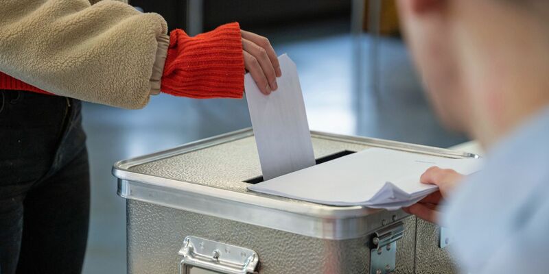 Meinungsforscher sehen beim Abstimmungsverhalten große Unterschiede zwischen den Generationen. - Foto: Helena Dolderer/dpa