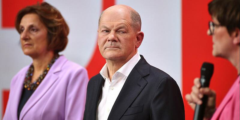 Britta Ernst, Olaf Scholz und Saskia Esken am 23.02.2025 - Foto: über dts Nachrichtenagentur