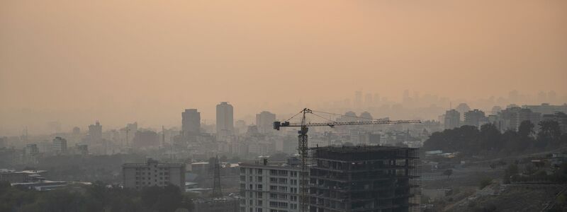 Smog in Teheran: Einen blauen Himmel sehen die Bewohner der Millionenmetropole selten. (Archivbild) - Foto: Arne Immanuel Bänsch/dpa